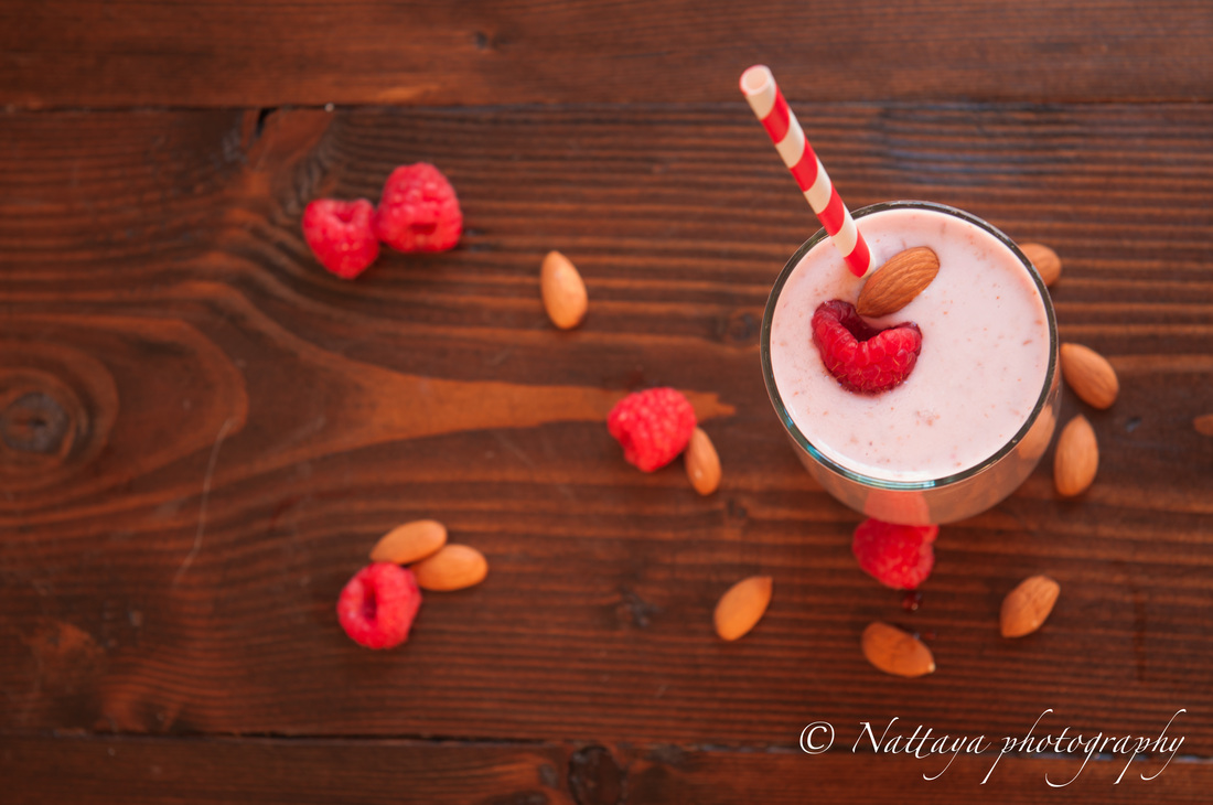 Creamy Raspberry Almond Greek Yogurt Smoothie Recipe from www.nattyspantry.com