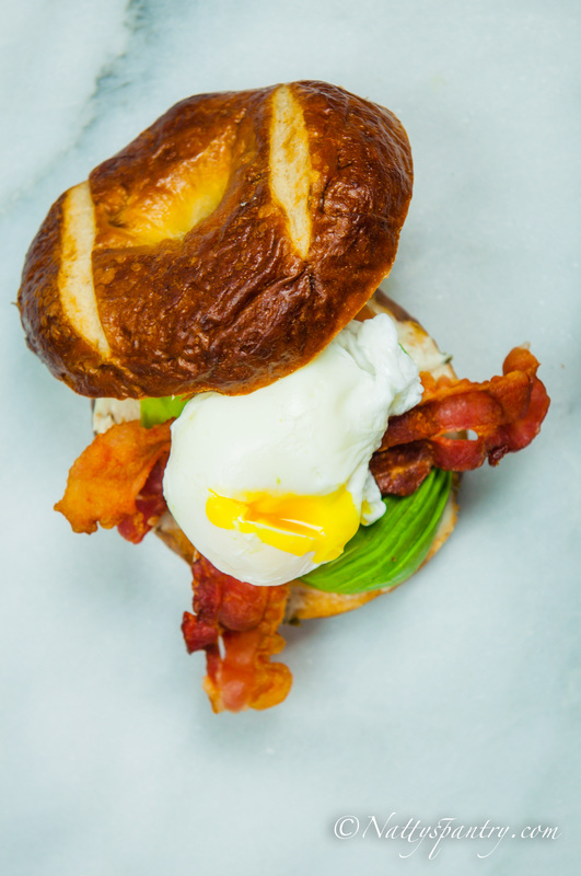 Hommie Bagel With Egg, Bacon And Avocado Recipe : Nattyspantry.com