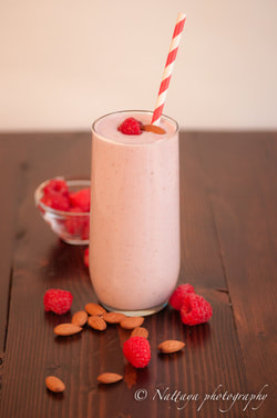 creamy raspberry almond greek yogurt smoothie recipe: Nattyspantry.com